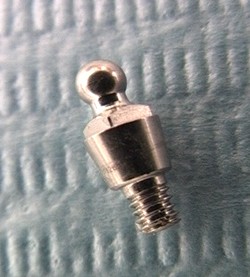 La partie mle du bouton pression qui sera viss dans l'implant.
