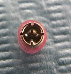 La partie femelle du bouton pression qui sera intgre dans l'appareil. Cette partie femelle viendra clipper la partie mle.